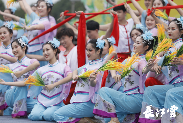 9月21日,咸寧市咸安區(qū)高橋蘿卜小鎮(zhèn)百畝草地上舉行了“慶豐收·迎小康”第三屆中國(guó)農(nóng)民豐收節(jié)湖北分會(huì)場(chǎng)咸寧主會(huì)場(chǎng)慶?;顒?dòng),全市各界農(nóng)民代表相聚白水畈的美麗田野,分享豐收的喜悅,慶祝屬于自己的節(jié)日。 開幕式上舉行了精彩的文藝演出,演出在舞蹈《慶豐收》中拉開序幕,歌舞《錦繡小康》呈現(xiàn)出咸寧各地欣欣向榮、脫貧致富奔小康的幸福場(chǎng)景。網(wǎng)紅歌曲《你莫走》、舞蹈《慶豐收》、歌舞《一起幸?!罚粋€(gè)個(gè)精彩的節(jié)目輪番上演,博得現(xiàn)場(chǎng)觀眾陣陣掌聲。 開幕活動(dòng)現(xiàn)場(chǎng)還舉行了頒獎(jiǎng)儀式,第二屆“美麗中國(guó)、鄉(xiāng)村振興”全國(guó)農(nóng)民詩歌邀請(qǐng)賽獲獎(jiǎng)組織和個(gè)人,全市農(nóng)村人居環(huán)境整治示范村,省級(jí)農(nóng)業(yè)產(chǎn)業(yè)化工作先進(jìn)集體和先進(jìn)個(gè)人上臺(tái)領(lǐng)獎(jiǎng)?,F(xiàn)場(chǎng)還舉行了鄂南民俗展演、農(nóng)民趣味運(yùn)動(dòng)會(huì)、扶貧農(nóng)產(chǎn)品以及咸寧特色農(nóng)產(chǎn)品展銷等豐富多彩的活動(dòng)?;鸨娜藲猓屧趫?chǎng)的展銷商賺得是盆滿缽滿。 咸寧市咸安區(qū)鑫達(dá)種養(yǎng)專業(yè)合作社理事長(zhǎng)萬永輝:今年家里的香菇都豐收了,一上午我就賣出了一萬多元,我們合作社采取的是“合作社+農(nóng)戶”的模式,也帶領(lǐng)了20多戶貧困戶脫貧了。 咸寧市致遠(yuǎn)種植專業(yè)合作社理事長(zhǎng) 吳海兵:我們今年是真真正正地豐收了,我們生姜的價(jià)格足足翻了三倍,跟著我們一起的貧困戶也平均增收了3000元左右。 而這一系列的活動(dòng),都是在蘿卜小鎮(zhèn)的草地上進(jìn)行的,草地作舞臺(tái)、草地搞展示、草地上比賽等等,這數(shù)百畝草地,此時(shí)此刻成為了咸寧農(nóng)民們慶祝豐收的歡樂場(chǎng)。 咸寧市咸安區(qū)高橋鎮(zhèn)黨委書記王順榮:今年的湖北分會(huì)場(chǎng)在我們高橋蘿卜小鎮(zhèn)舉辦,我感到很榮幸,我們從一顆蘿卜做起,以白水畈蘿卜為核心品牌,打造白水畈"我家菜園"蔬菜基地及旅游觀光體驗(yàn)中心,發(fā)展綠色農(nóng)業(yè)、生態(tài)旅游,增加產(chǎn)業(yè)開發(fā)的綜合效益,創(chuàng)建蘿卜特色小鎮(zhèn),走出了一條農(nóng)業(yè)、旅游相結(jié)合的新路,推動(dòng)高橋鎮(zhèn)一二三產(chǎn)業(yè)融合發(fā)展。 鄉(xiāng)親們說,這在以前是想都不敢想的,高橋鎮(zhèn)蝸居山里,太偏遠(yuǎn)又沒有資源優(yōu)勢(shì),想發(fā)展太難。而現(xiàn)在這一切的悄然改變,得益于2017年10月13日,咸安區(qū)政府與鄂旅投公司正式簽署的《131軍旅小鎮(zhèn)+白水畈田園綜合體旅游開發(fā)投資合作協(xié)議》,鄂旅投公司將投資30億元,在高橋鎮(zhèn)打造131軍旅小鎮(zhèn)和白水畈田園綜合體旅游開發(fā)項(xiàng)目。項(xiàng)目共分為131軍旅小鎮(zhèn)、白水畈美麗鄉(xiāng)村、特色農(nóng)業(yè)示范、旅游綜合體四大板塊,打造旅游綜合服務(wù)區(qū)、澄水洞軍事展示區(qū)、青少年國(guó)防教育基地、鐵血軍事樂園區(qū)、戰(zhàn)狼訓(xùn)練基地、美麗村灣民俗區(qū)、四季瓜果示范區(qū)、農(nóng)耕文化展示區(qū)、特色商業(yè)街區(qū)和康養(yǎng)度假區(qū)十大功能區(qū)。 咸寧市咸安區(qū)高橋鎮(zhèn)黨委書記王順榮:我們引進(jìn)鄂旅投,打造蘿卜小鎮(zhèn),目前建設(shè)有蘿卜小鎮(zhèn)科普館、蘿卜鄉(xiāng)學(xué)院、蘿卜酒店等休閑旅游項(xiàng)目,十一馬上到了,也歡迎廣大游客前來游玩。 今年是決勝全面建成小康社會(huì)、決戰(zhàn)脫貧攻堅(jiān)之年。咸寧市本著"儉樸、祥和、歡樂,農(nóng)民參與,農(nóng)民唱主角"的辦節(jié)思路,而此屆中國(guó)農(nóng)民豐收節(jié)辦節(jié)費(fèi)用也是倍減。 農(nóng)為邦本,本固邦寧。今年,面對(duì)重大疫情和特大洪澇災(zāi)害,咸寧市扎實(shí)做好“六穩(wěn)”工作、落實(shí)“六?!比蝿?wù),克服重重困難,推動(dòng)農(nóng)業(yè)實(shí)現(xiàn)持續(xù)平穩(wěn)發(fā)展,形成了茶葉、油茶、中藥材等12個(gè)特色農(nóng)業(yè)主導(dǎo)產(chǎn)業(yè),“全國(guó)一村一品示范村鎮(zhèn)”發(fā)展到14家,國(guó)家級(jí)、省級(jí)農(nóng)業(yè)產(chǎn)業(yè)化龍頭企業(yè)達(dá)到55家。尤其是糧食產(chǎn)量預(yù)計(jì)達(dá)118萬噸、蔬菜產(chǎn)量預(yù)計(jì)達(dá)260萬噸,生豬預(yù)計(jì)出欄183.52萬頭,農(nóng)業(yè)生產(chǎn)再獲豐收,糧食安全有效保障,讓農(nóng)民的腰包更鼓、家園更美、生活更甜,為加快實(shí)施鄉(xiāng)村振興戰(zhàn)略、推動(dòng)咸寧高質(zhì)量發(fā)展提供堅(jiān)實(shí)保障。